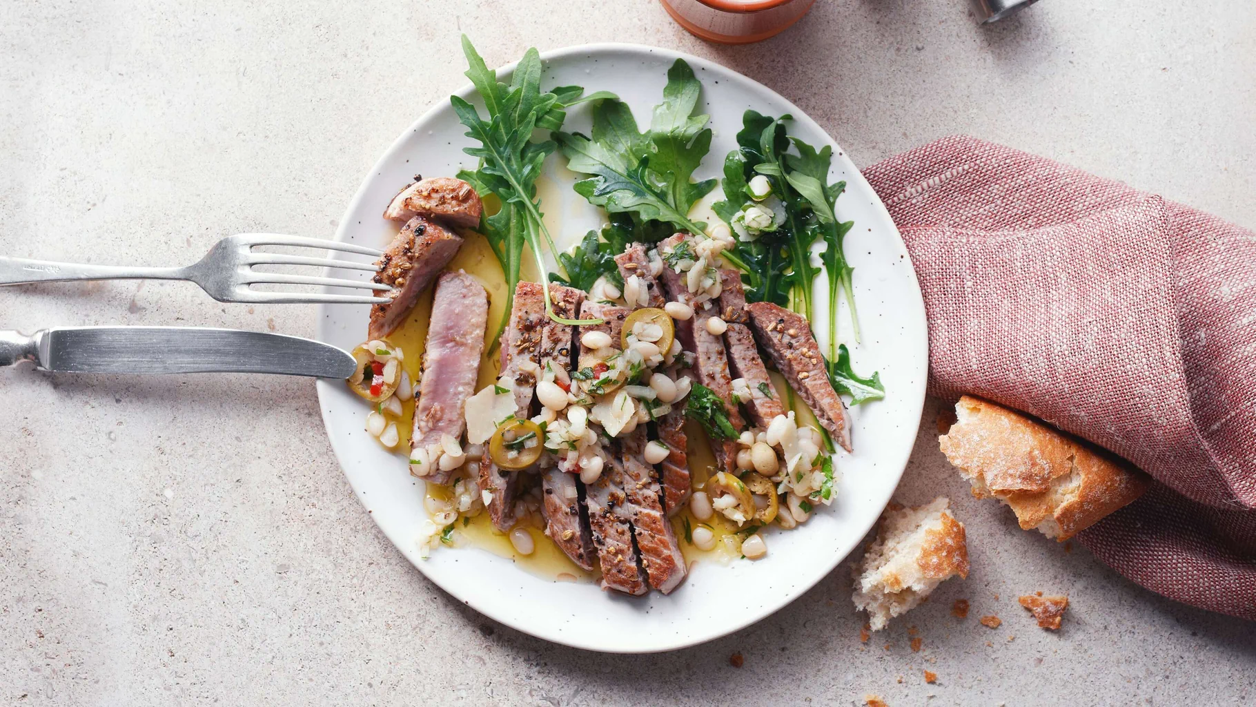 Tagliata de thon avec garniture méditerranéenne