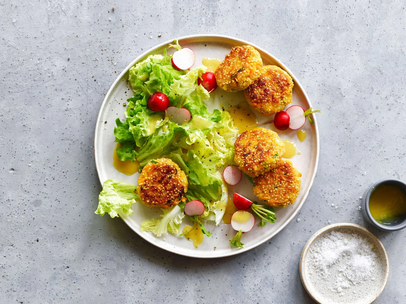 Galettes de quinoa sur salade verte