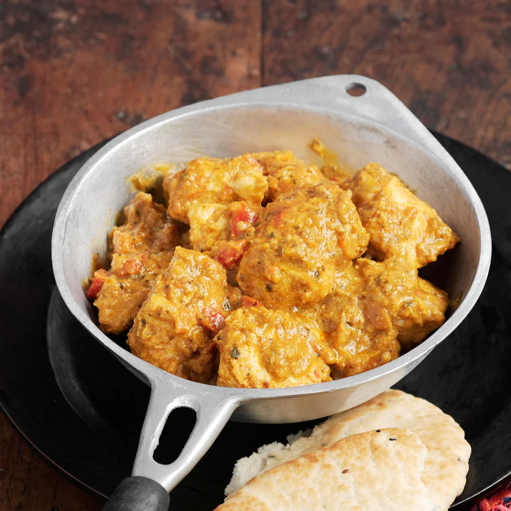 Chicken Tikka Masala mit Naan und Raita