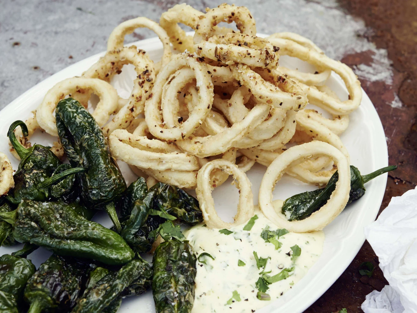 Anelli di calamari con pimientos e maionese alla limetta e al coriandolo