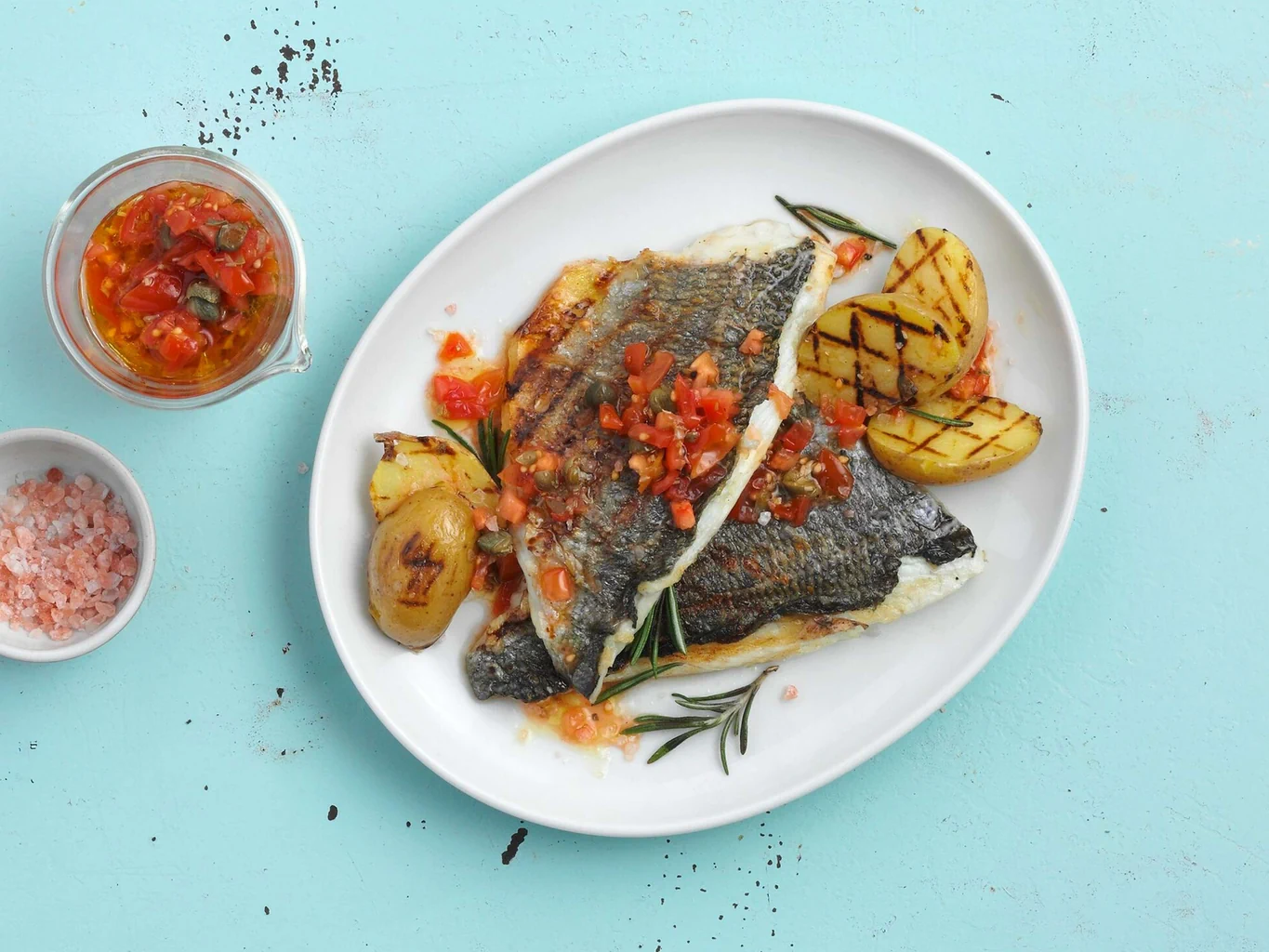Grillierte Fischfilets mit Tomaten-Kapern-Sauce