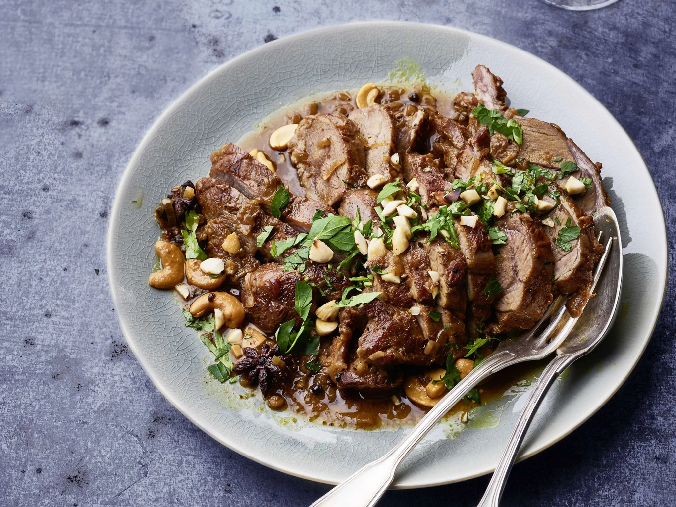 Épaule d'agneau avec dattes et noix 