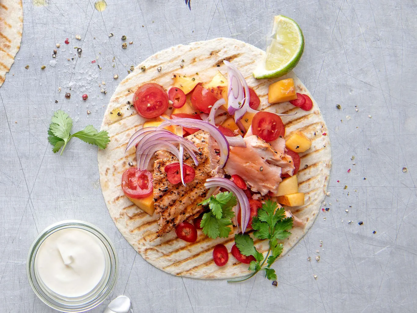 Tortillas al salmone e alle pesche