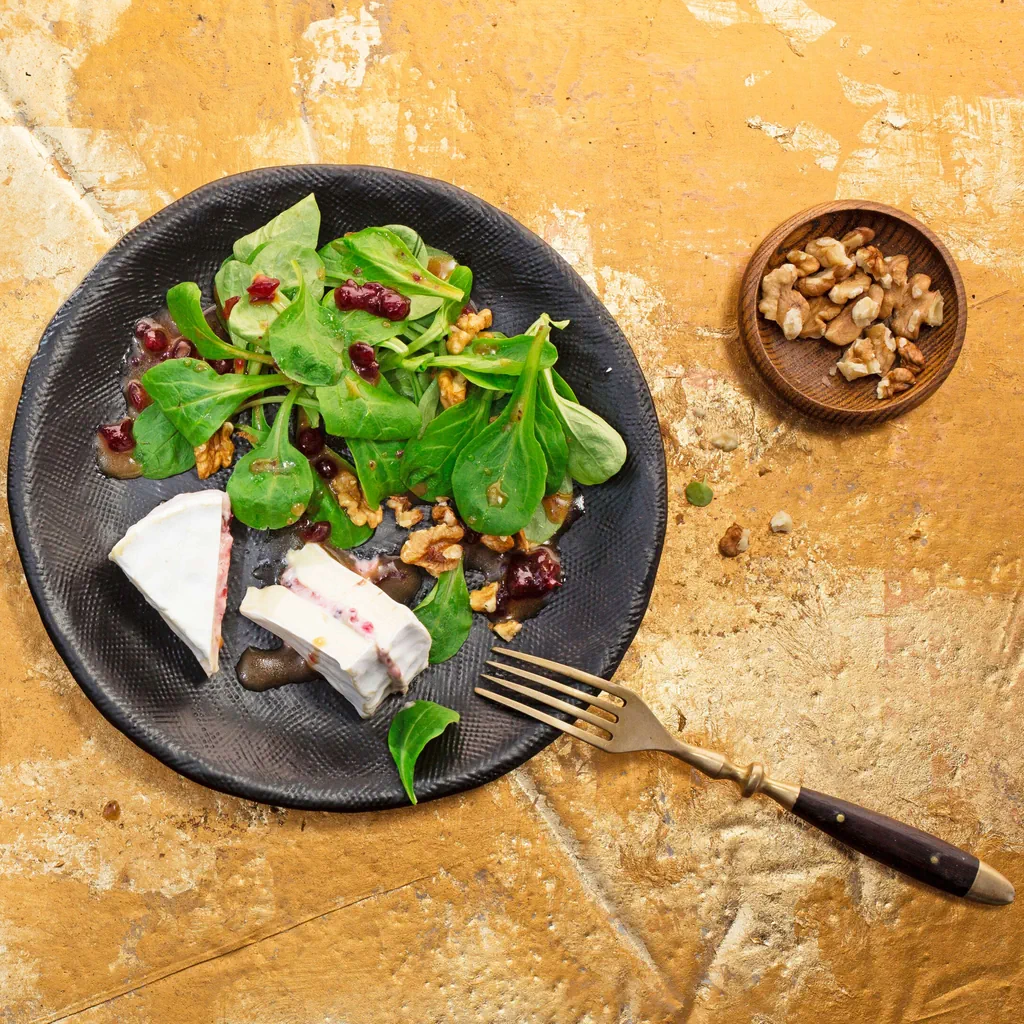 Salade avec camembert aux airelles