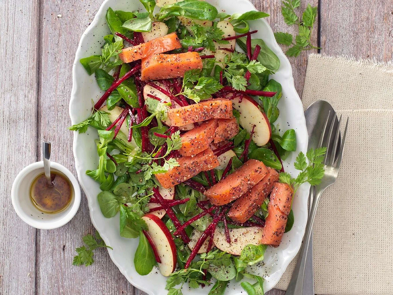 Insalata autunnale con dressing al miele di pino e salmone selvatico