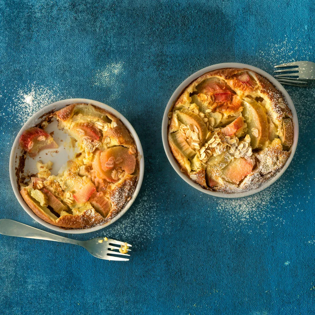 Clafoutis à la rhubarbe et aux flocons d'avoine