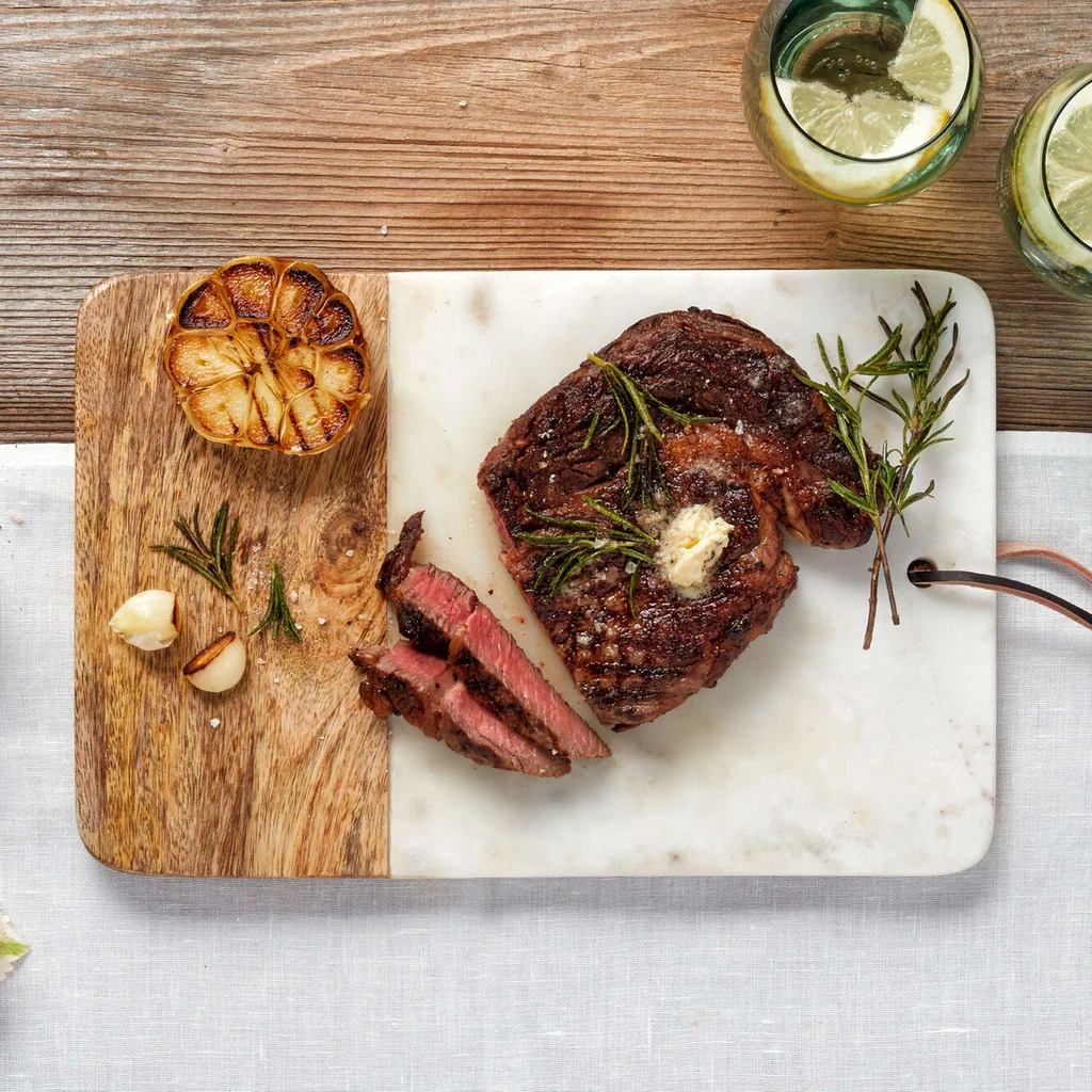 Steak di manzo alla griglia con burro al parmigiano e al pepe 