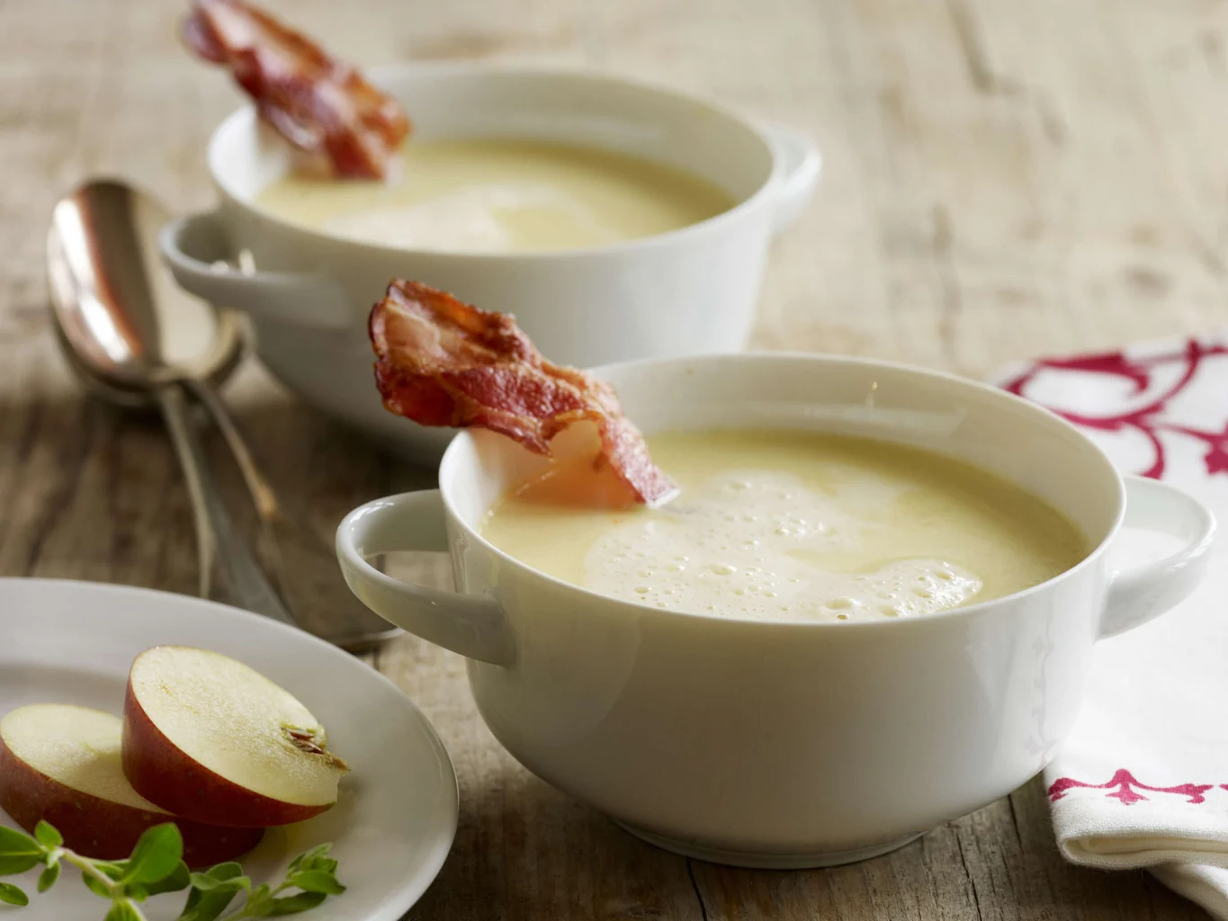 Zuppa di mele, erbe aromatiche e pancetta