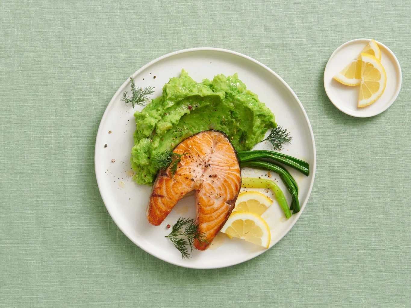 Saumon avec purée de pommes de terre et de petits pois