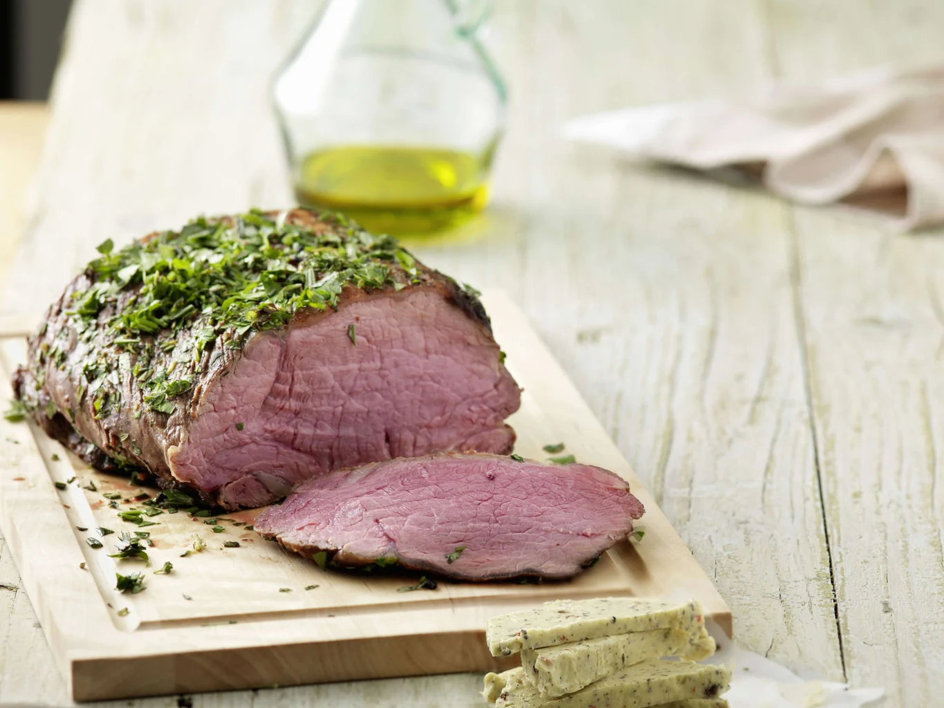 Entrecôte im Kräutermantel mit Pfeffer-Senf-Butter