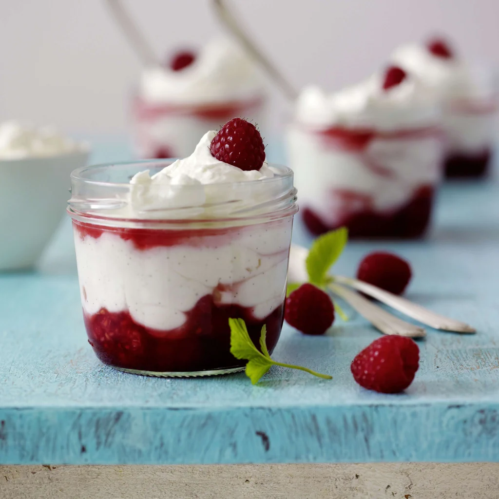 Vanillecreme mit Himbeersauce