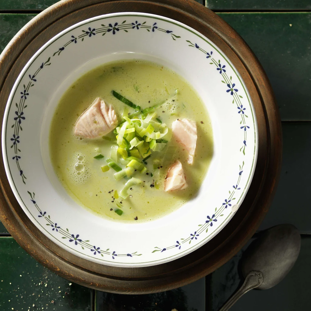 Lauch-Wasabi-Suppe mit Lachswürfeln