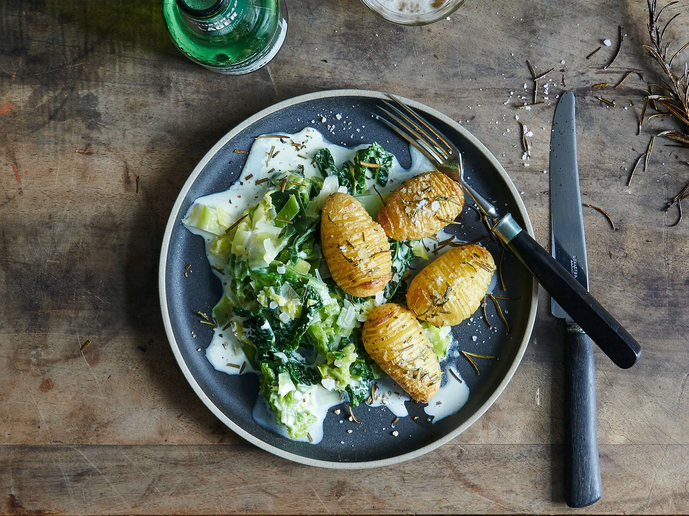 Pommes de terre au four avec chou frisé et poireau à la crème