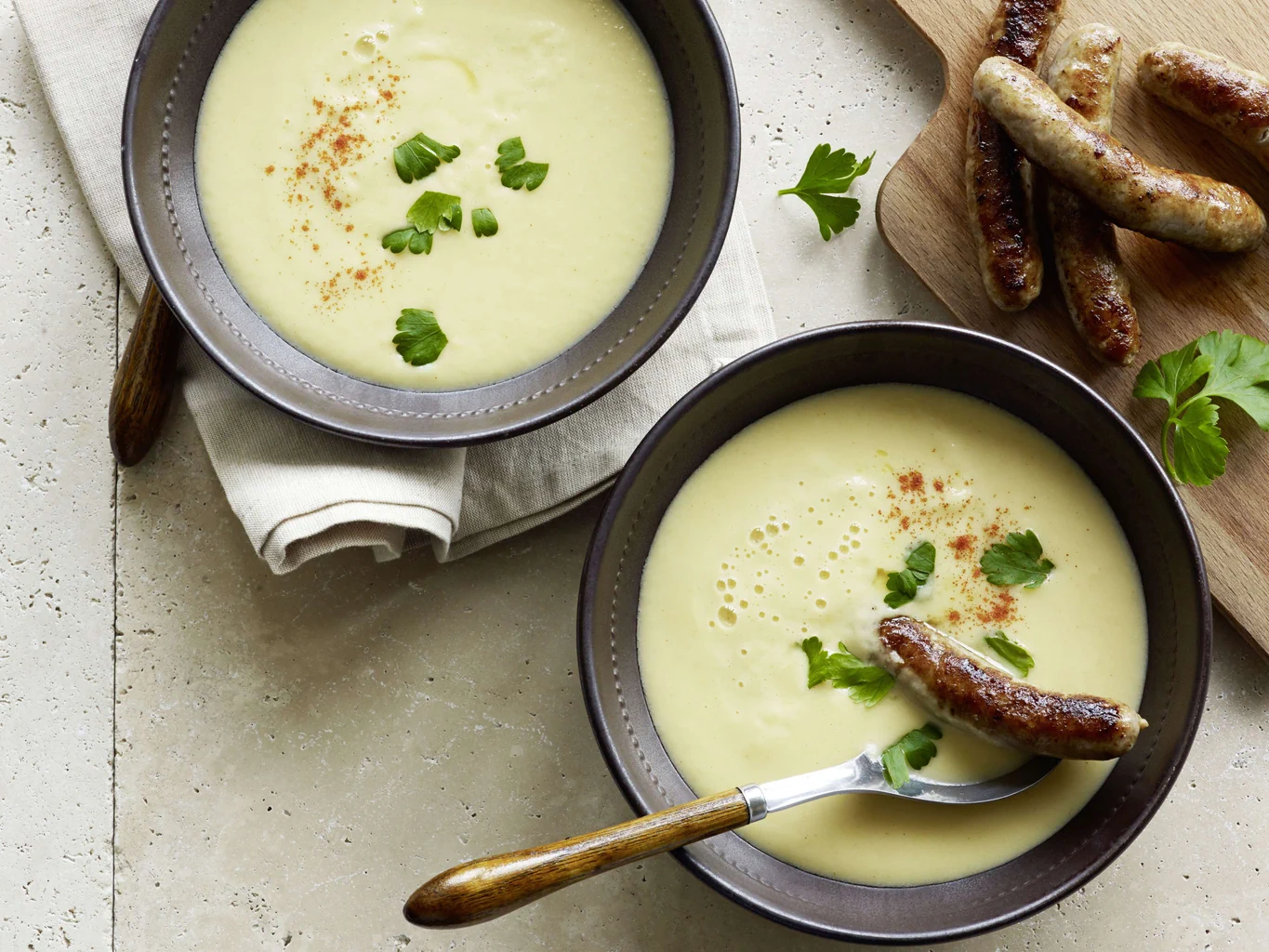 Velouté de racines de persil avec petites saucisses