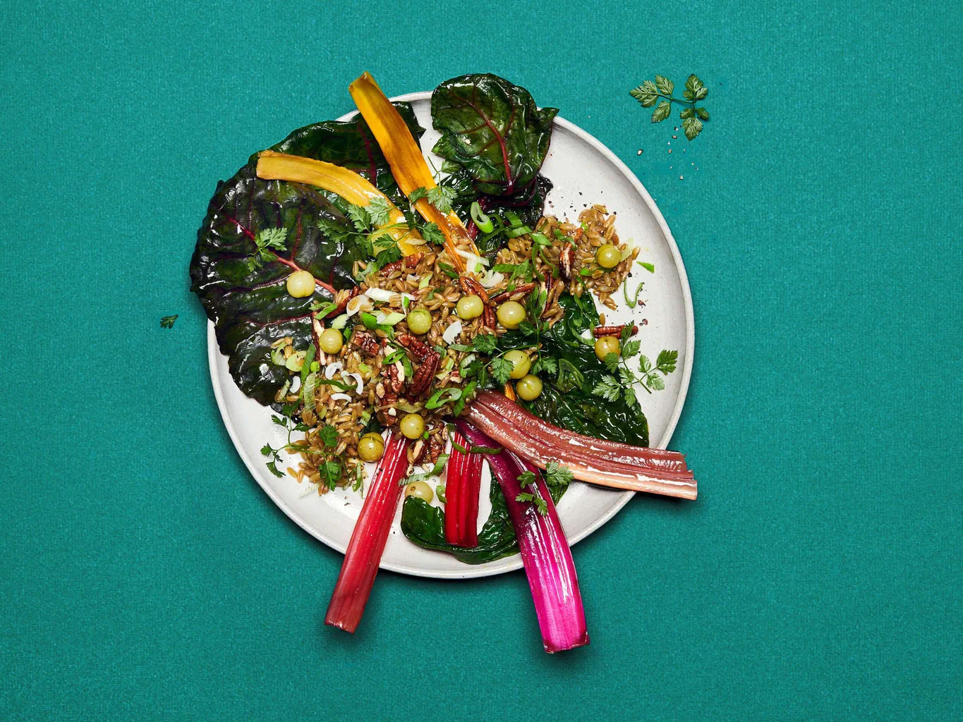 Coste con insalata di spelta e uva spina