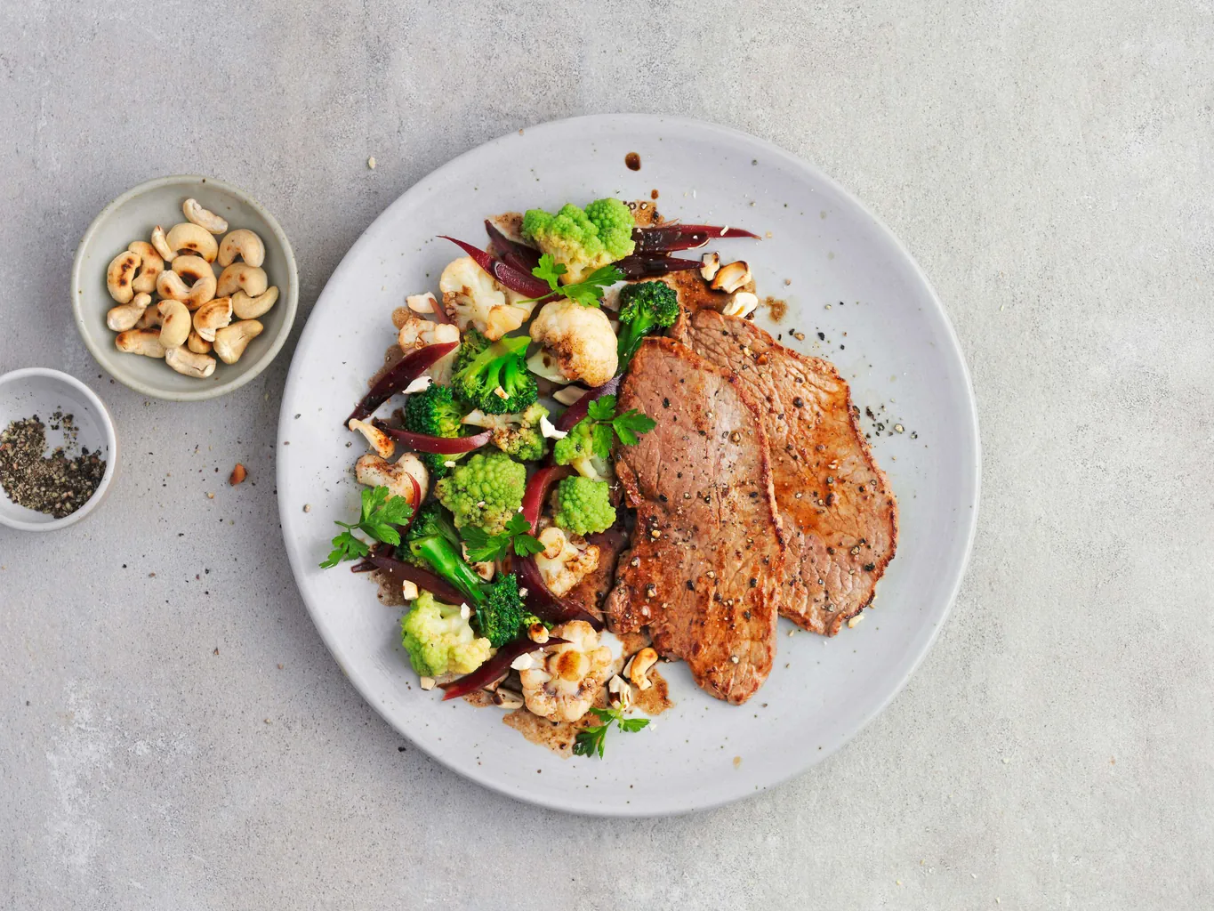 Fettine di manzo con rosette di cavolfiore, broccoli e romanesco
