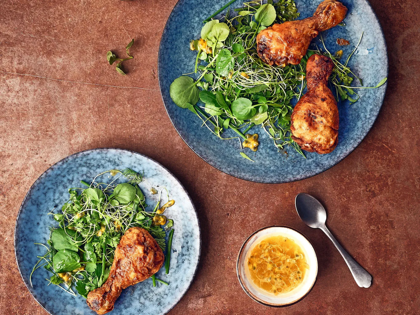 Pollo alla birra con insalata alle erbe aromatiche