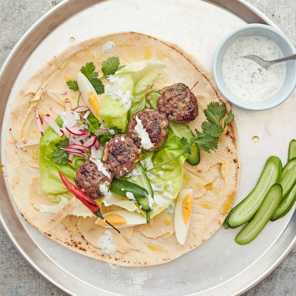 Fladenbrot mit Lamm, Hummus und Joghurt