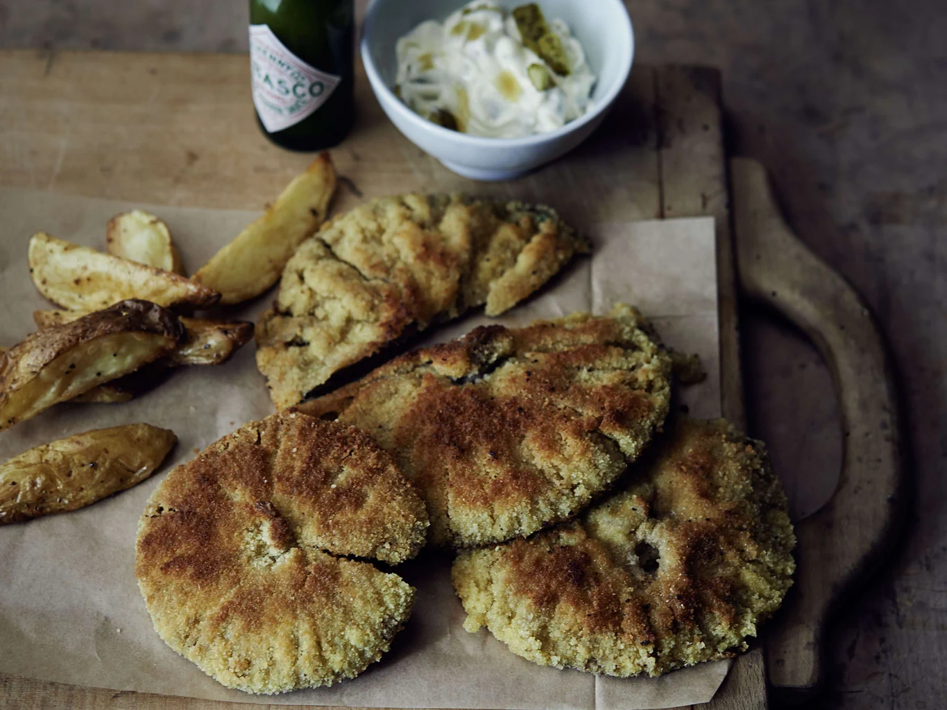 Mazze di tamburo impanate con patate al forno