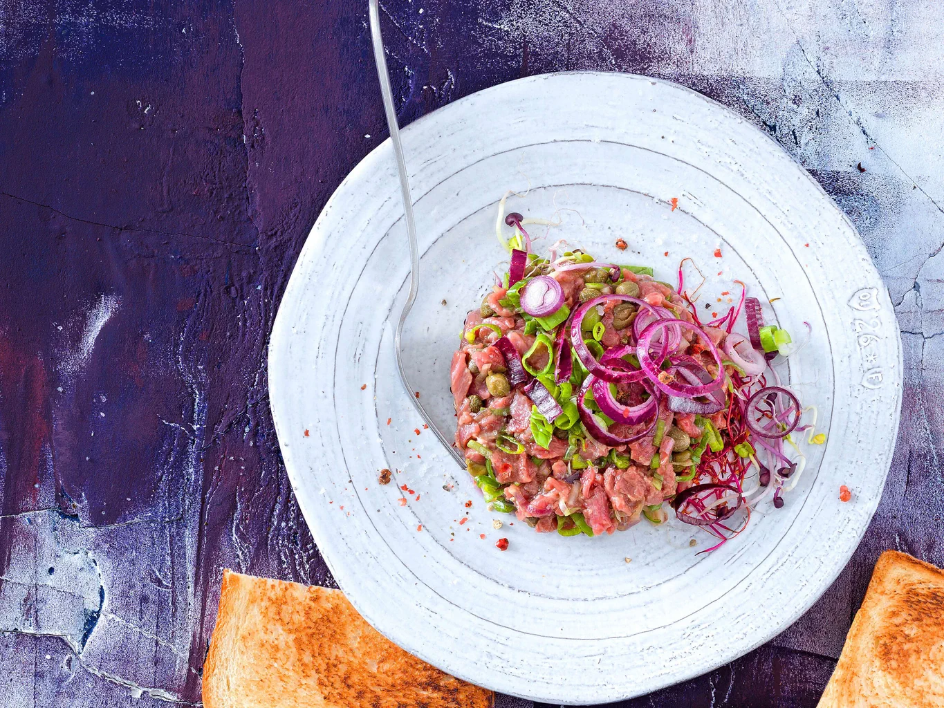 Tatar mit violetten Frühlingszwiebeln