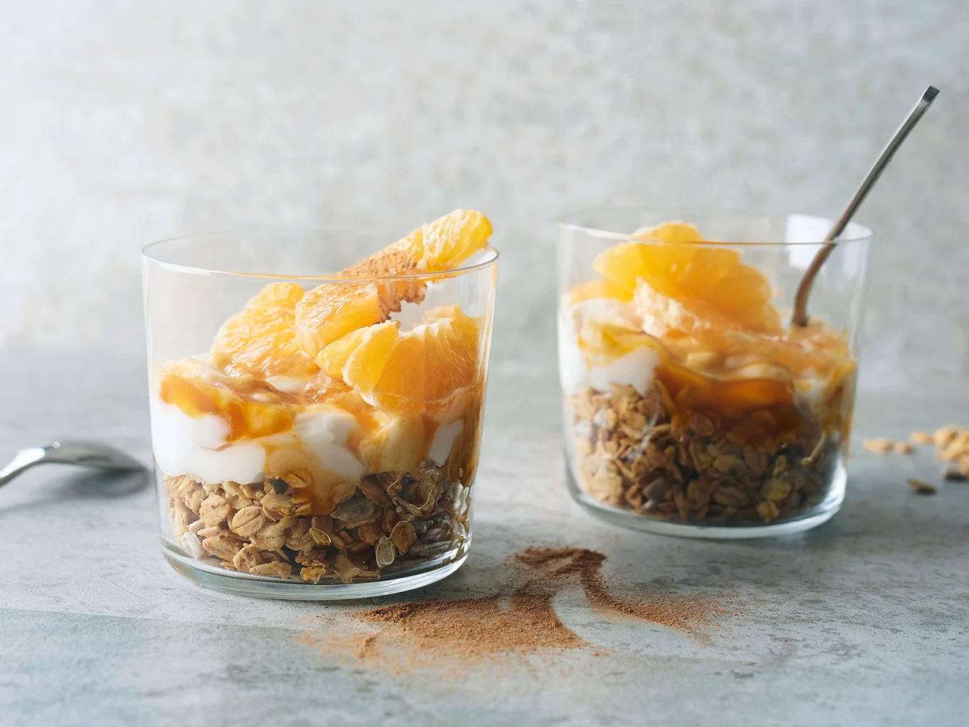 Kokoscreme mit Mandarinen und Granola