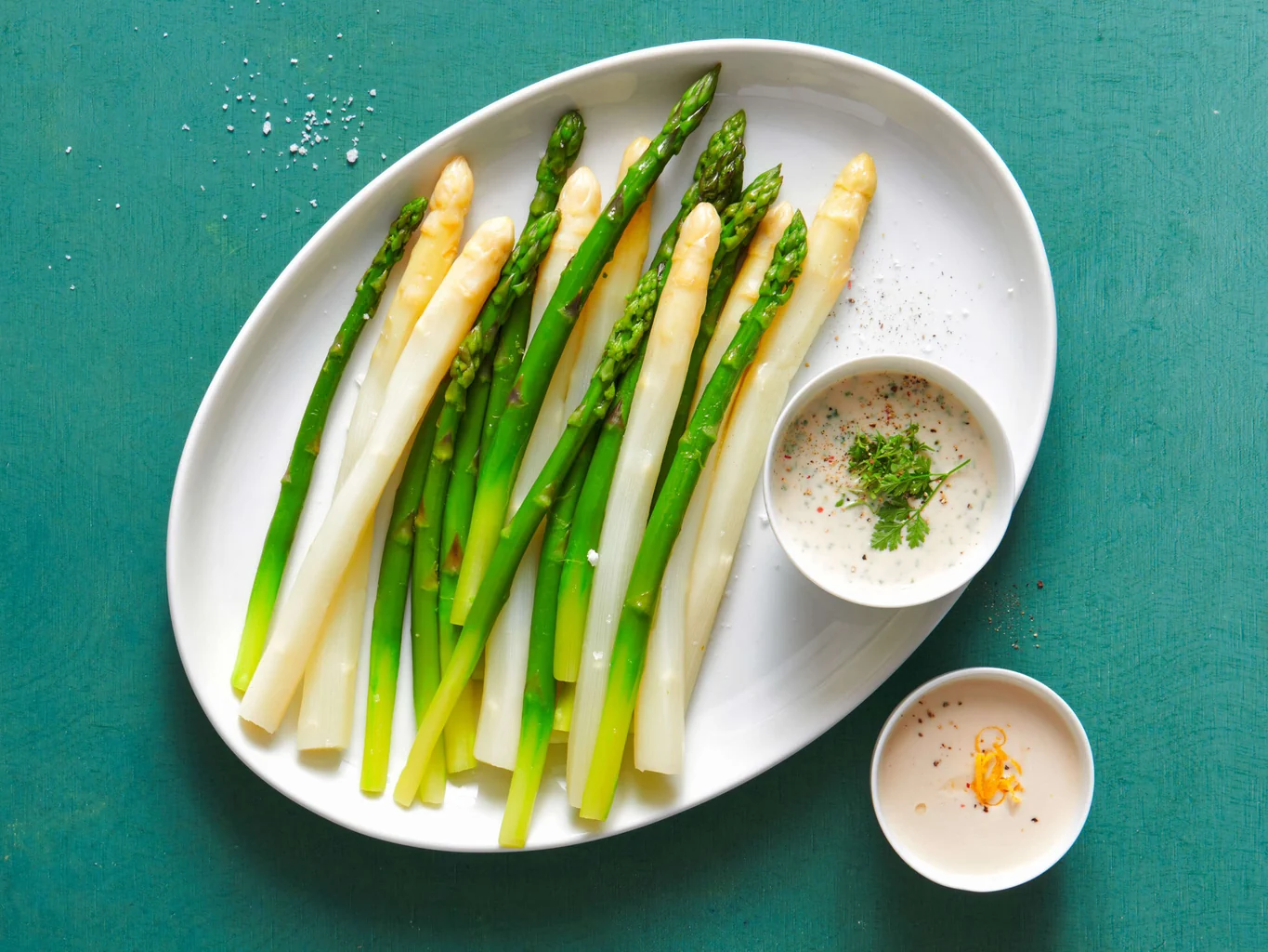 Spargeln mit grüner und weisser Joghurtsauce
