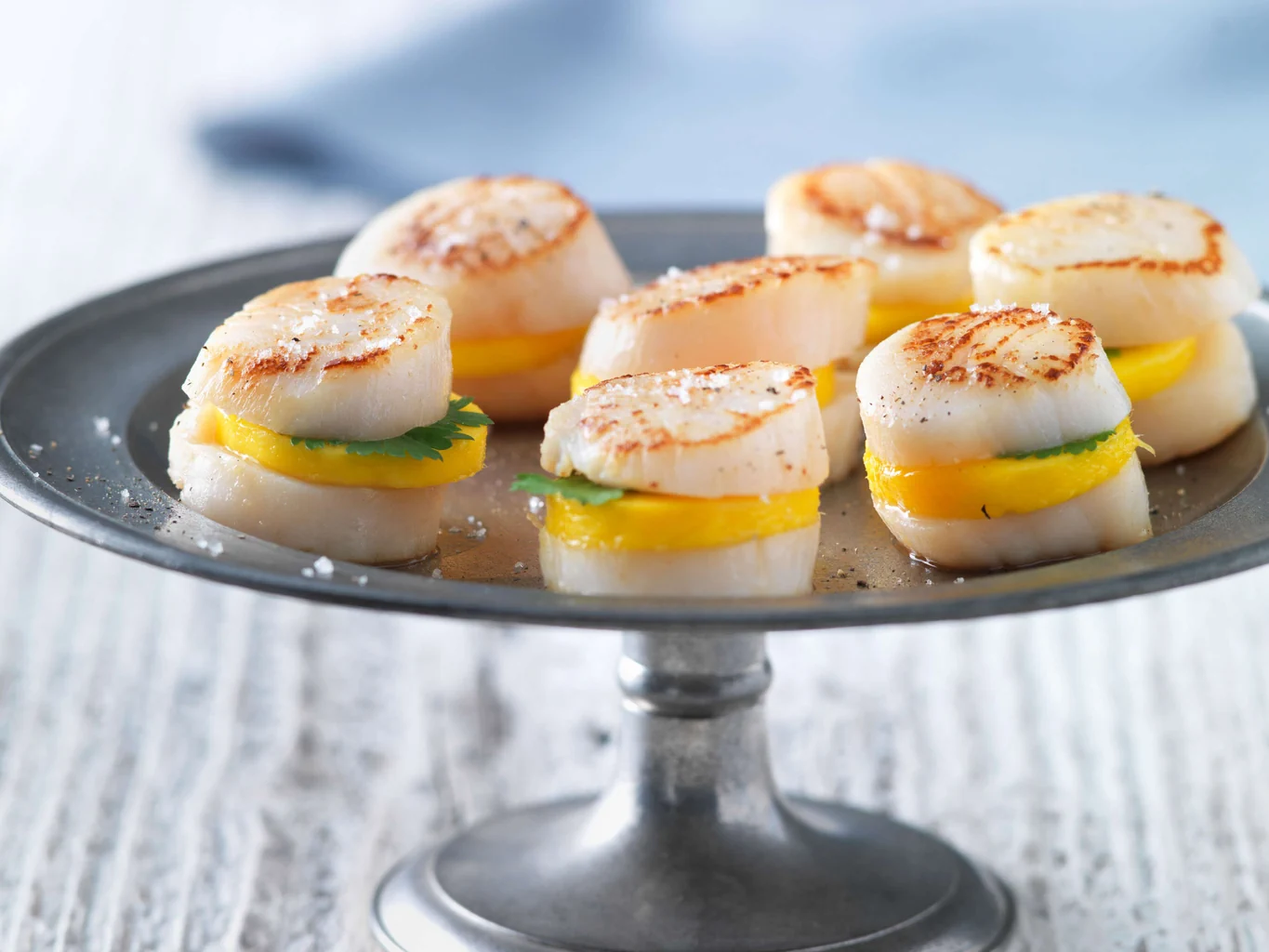 Miniburger aus Jakobsmuschel und Mango