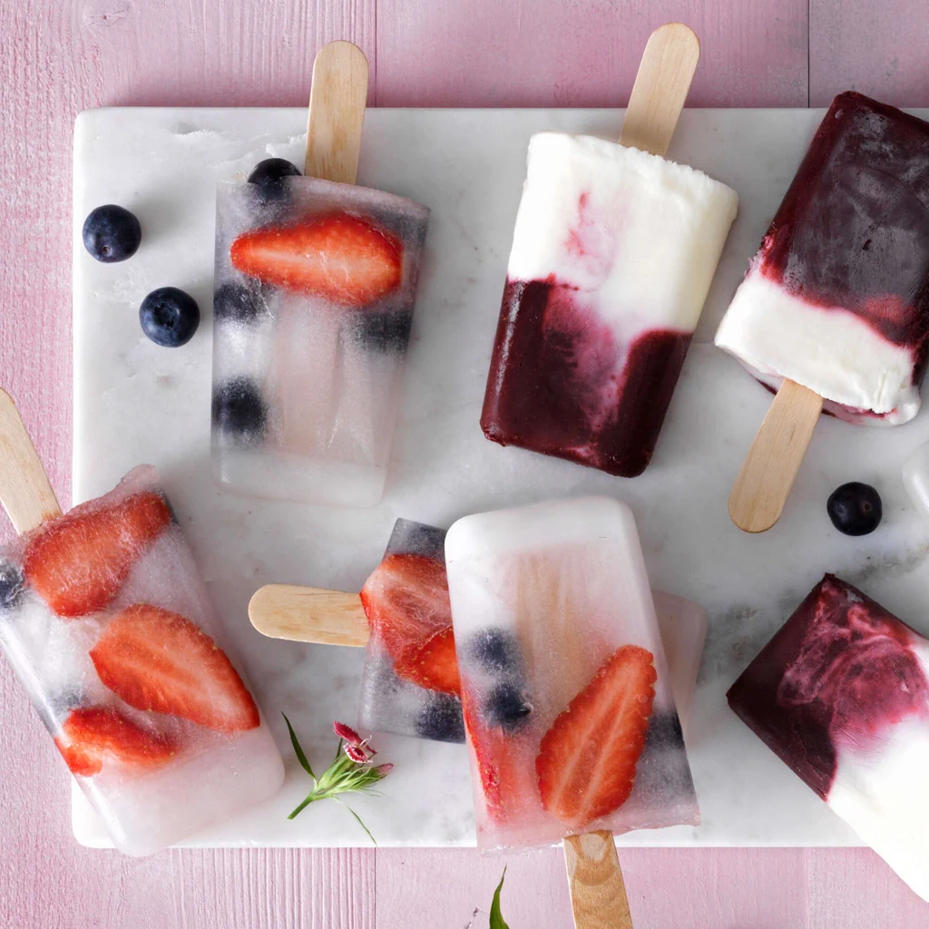Kokoswasser-Beeren-Popsicles