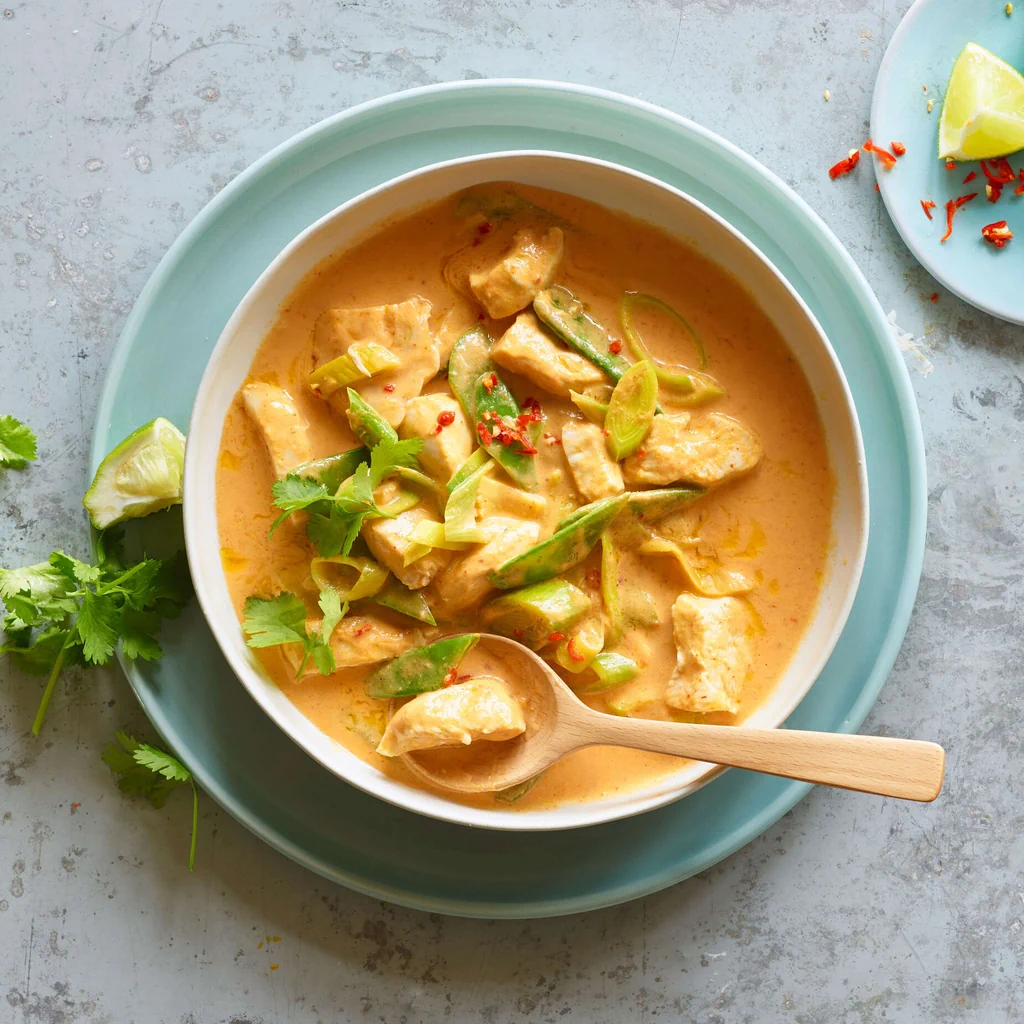Curry rosso thailandese con pollo affogato