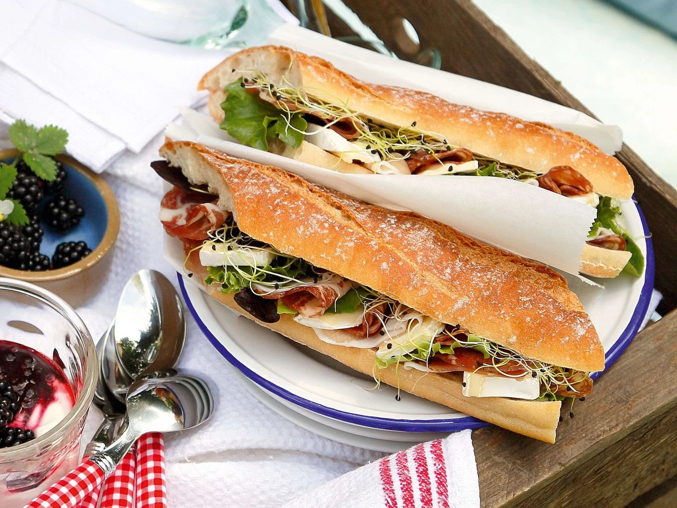 Sandwich mit Brie und Aufschnitt