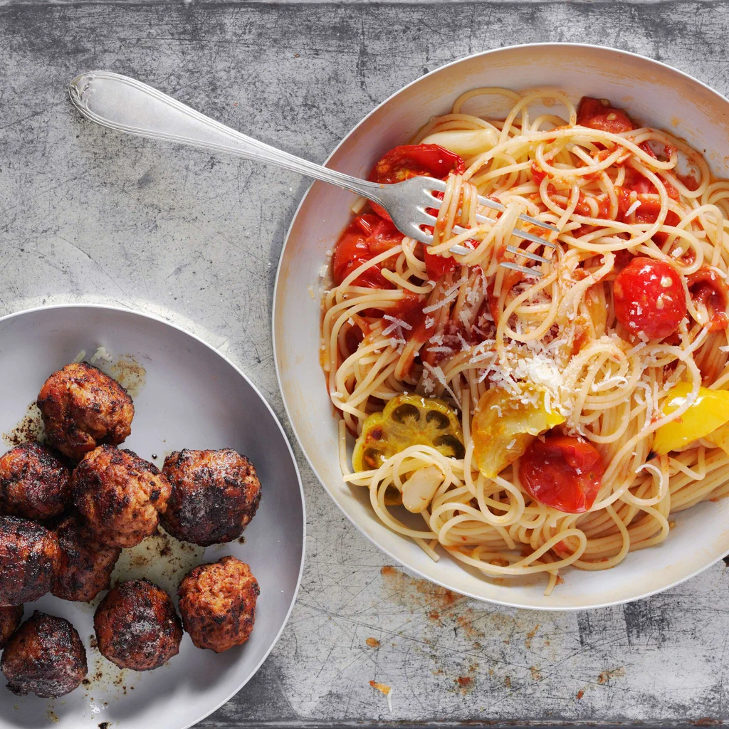 Spaghetti mit Ofentomaten und Fleischbällchen