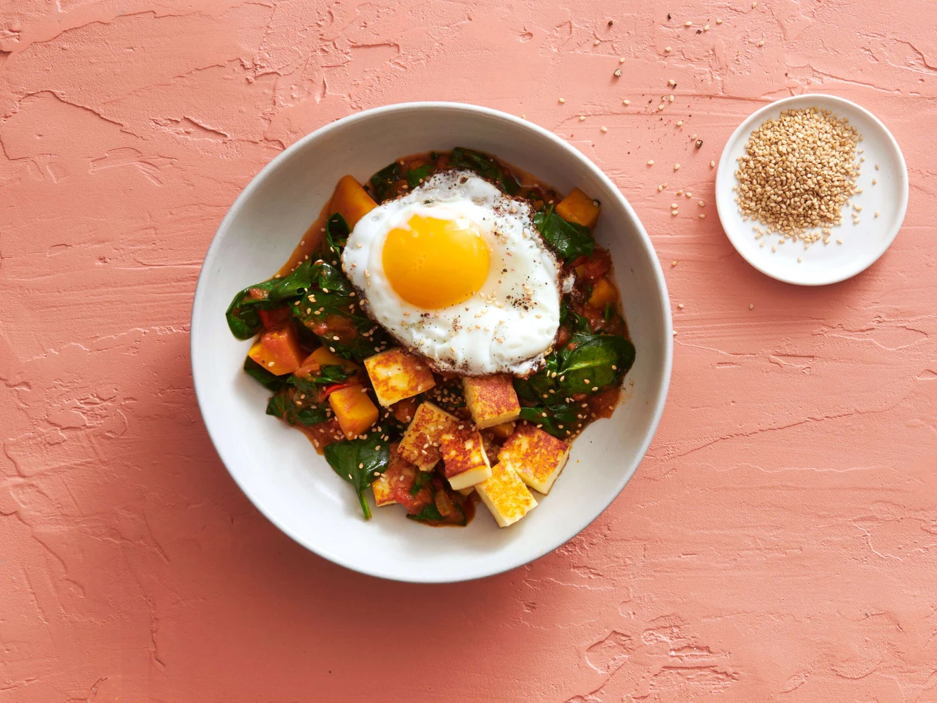 Paneer mit Kartoffel-Spinat-Curry und Spiegelei