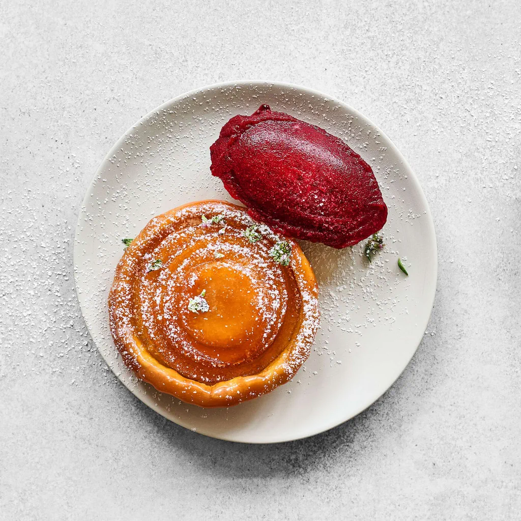 Tartellette alle mele cotogne con gelato di more