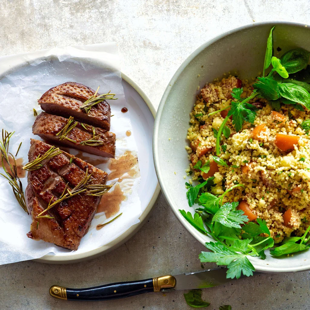 Filet de canard sur lit de couscous aux abricots et aux noix