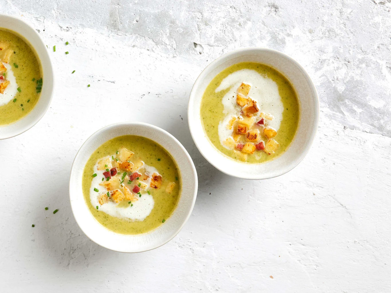 Bouillon de fondue chinoise avec croûtons et lardons