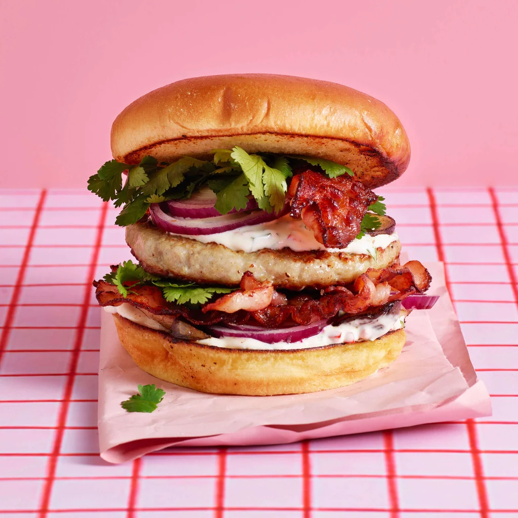 Burger di pollo con funghi, pancetta e cipolle