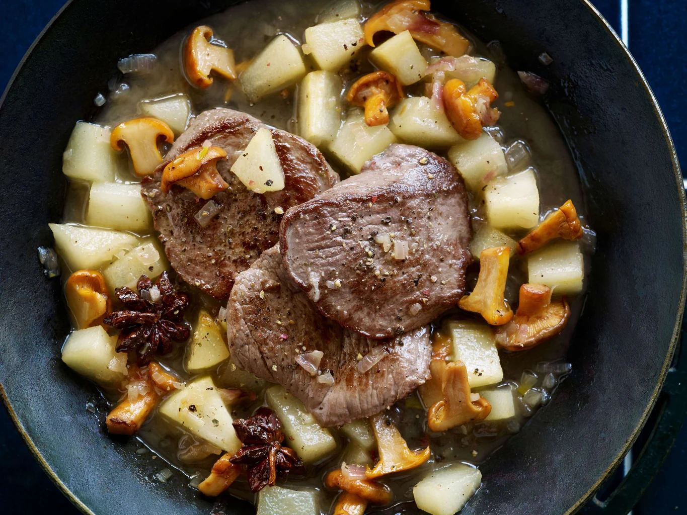 Rehschnitzel mit Eierschwämmli-Birnen-Konfit