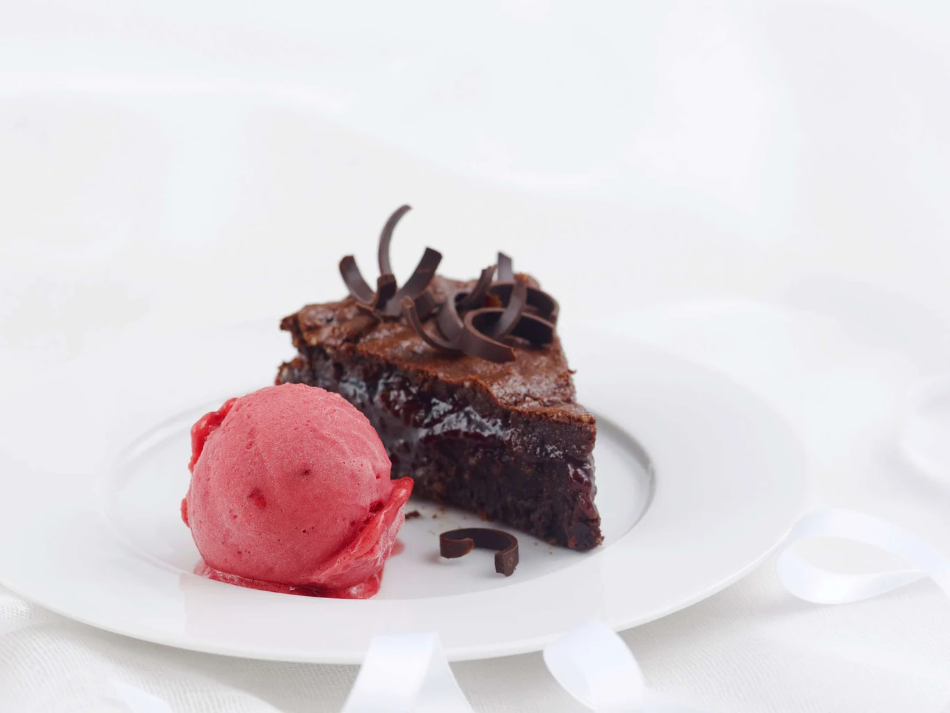 Himbeersorbet und Schokoladenkuchen