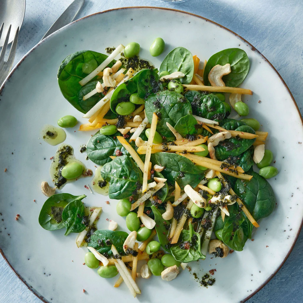 Spinatsalat mit Edamame, Kaki und Nori-Dressing