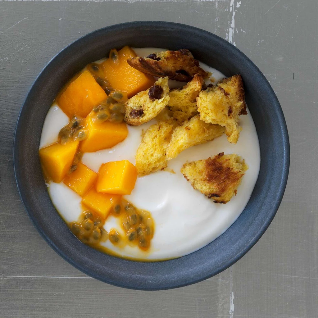 Bowl allo yogurt con briciole di panettone croccanti