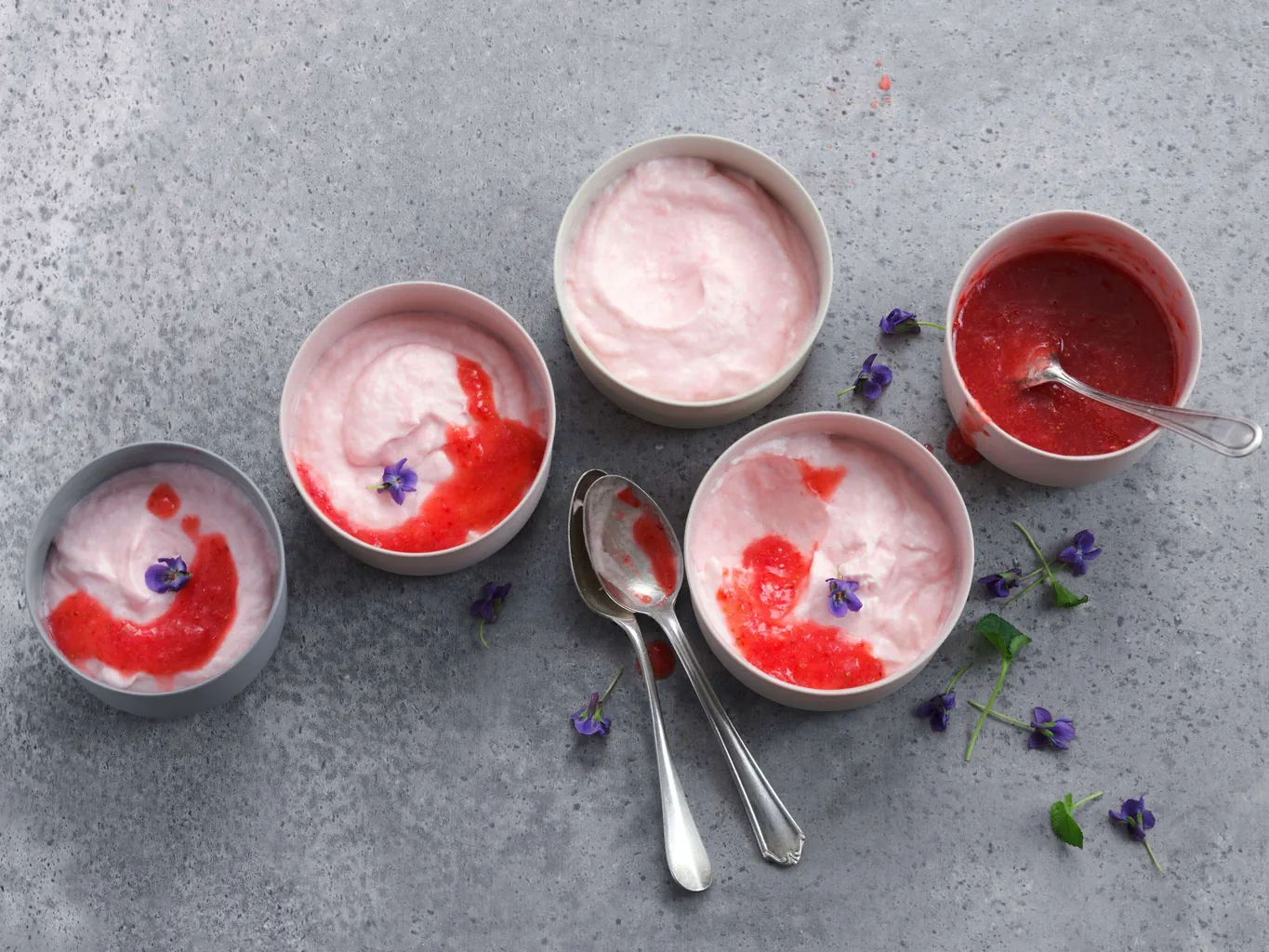 Mousse à la rhubarbe avec sauce aux fraises