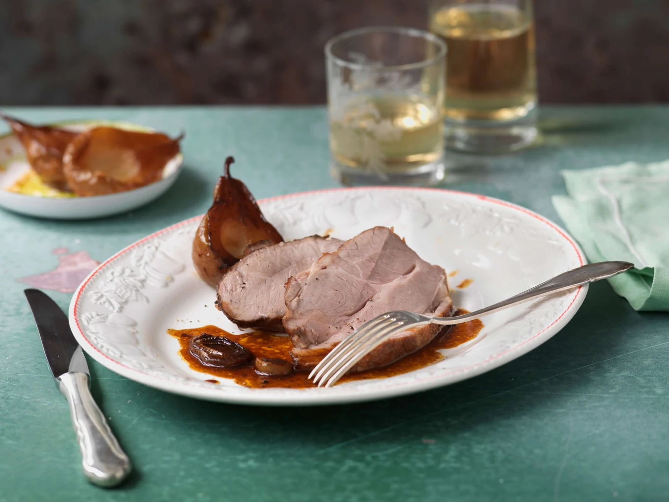 Schweinshalsbraten mit Birnen-Zwiebel-Jus