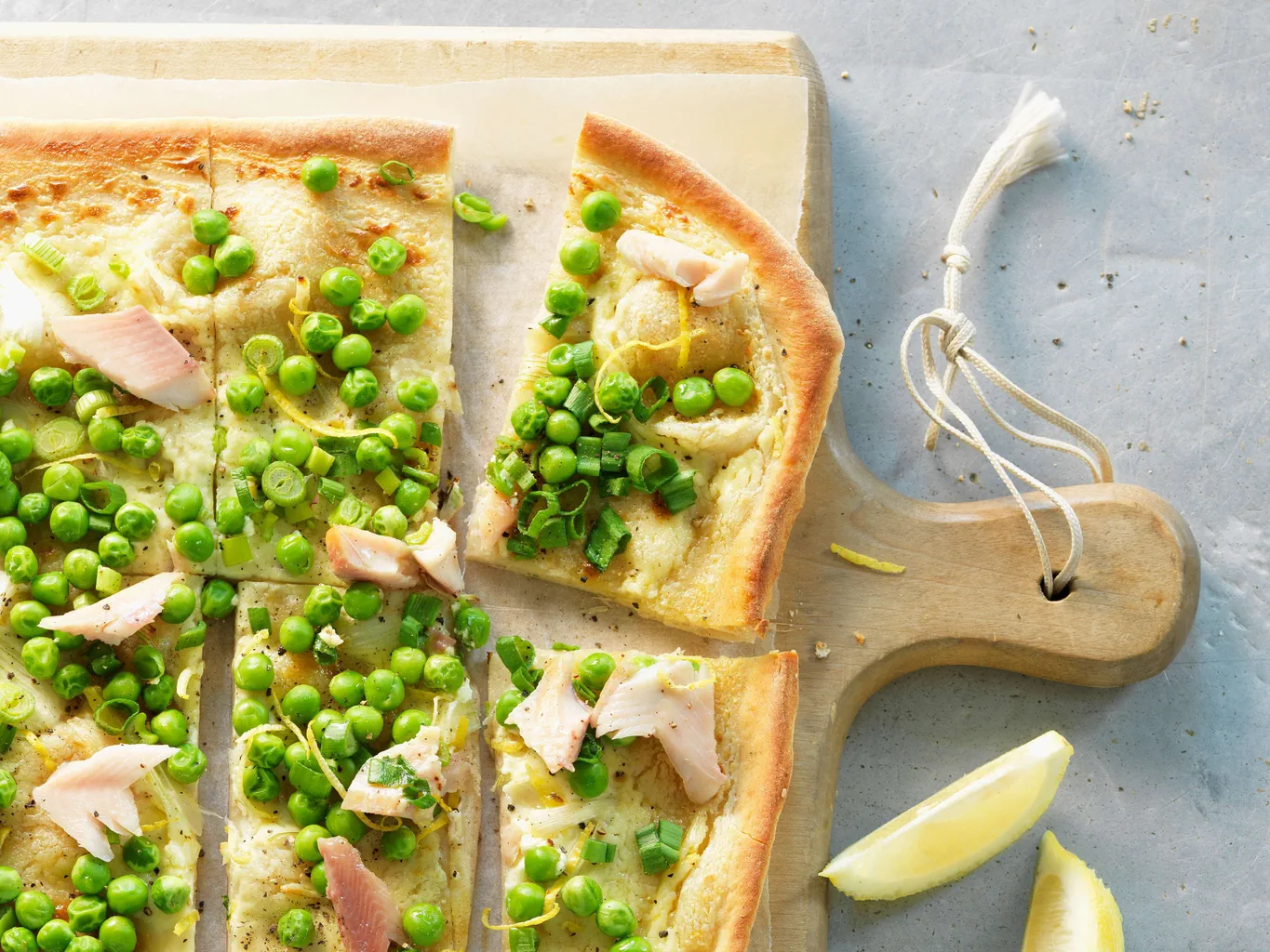 Flammkuchen mit Räucherforelle und Erbsen