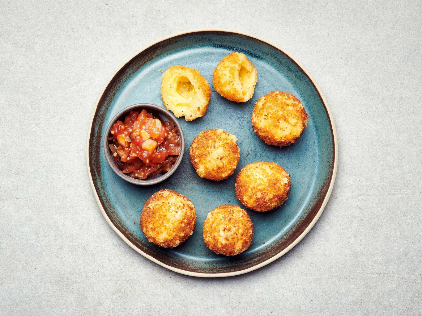 Boulettes au fromage avec chutney de tomates et de dattes