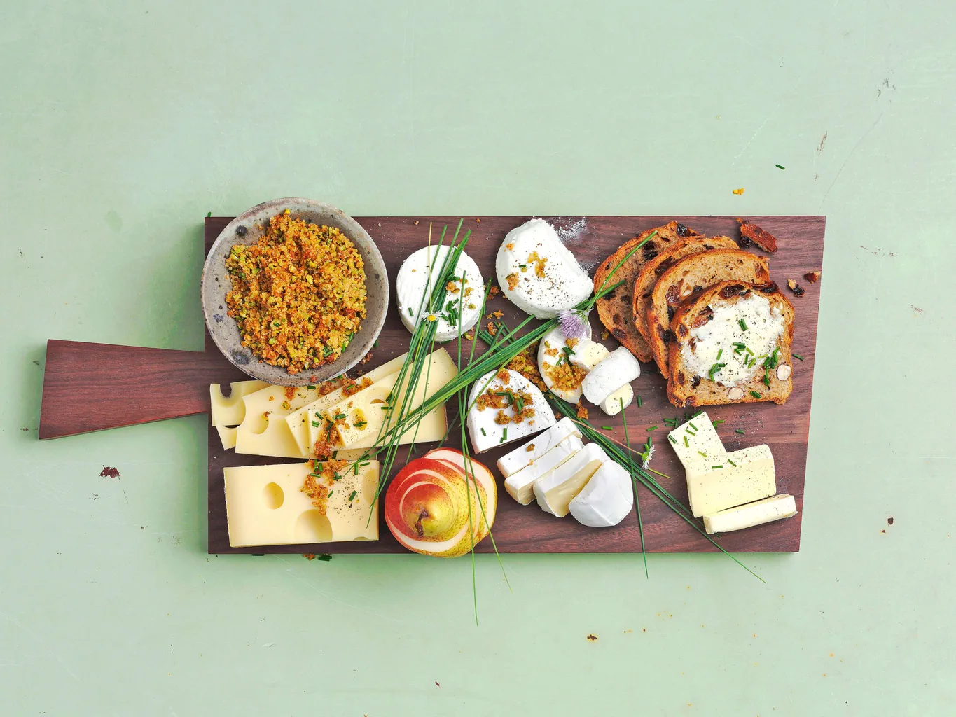 Tagliere di formaggi delicati con crunch di pistacchi