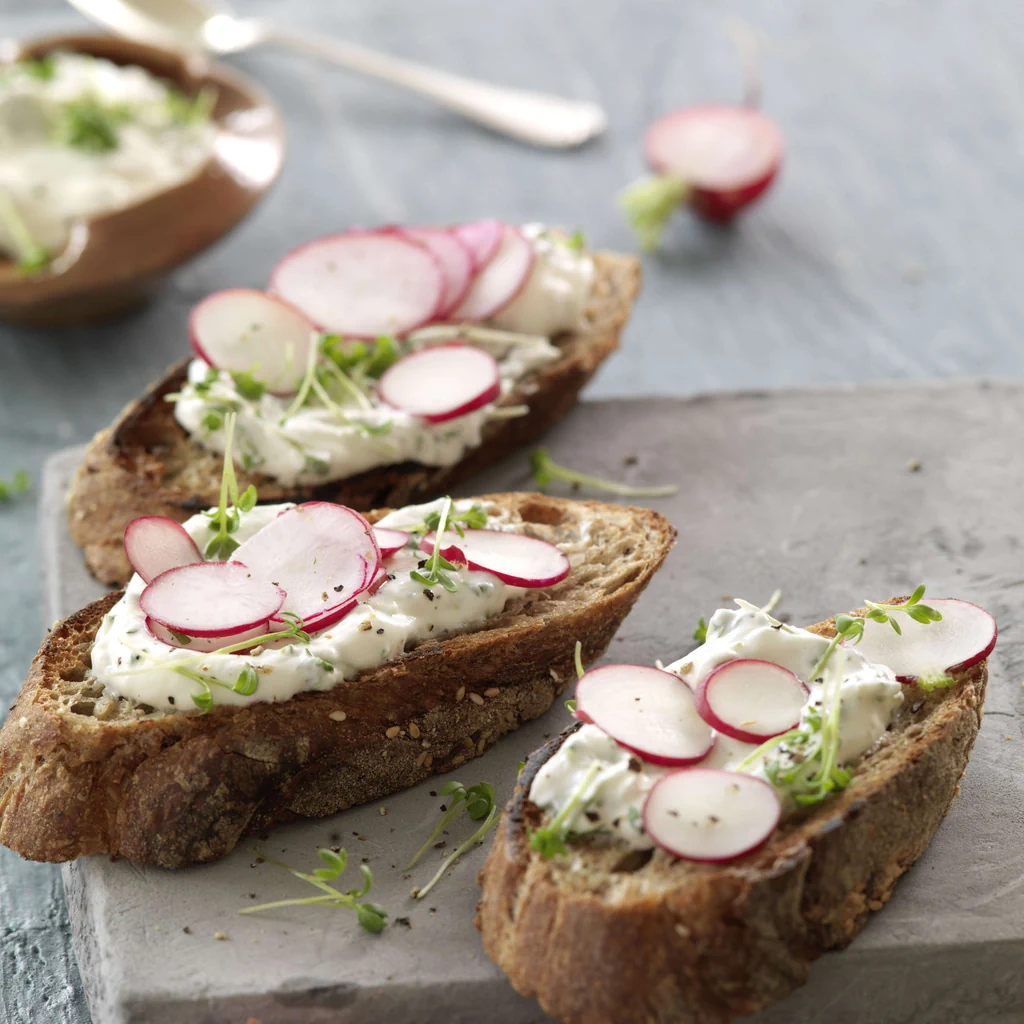 Laktosefreie Kresse-Radieschen-Crostini