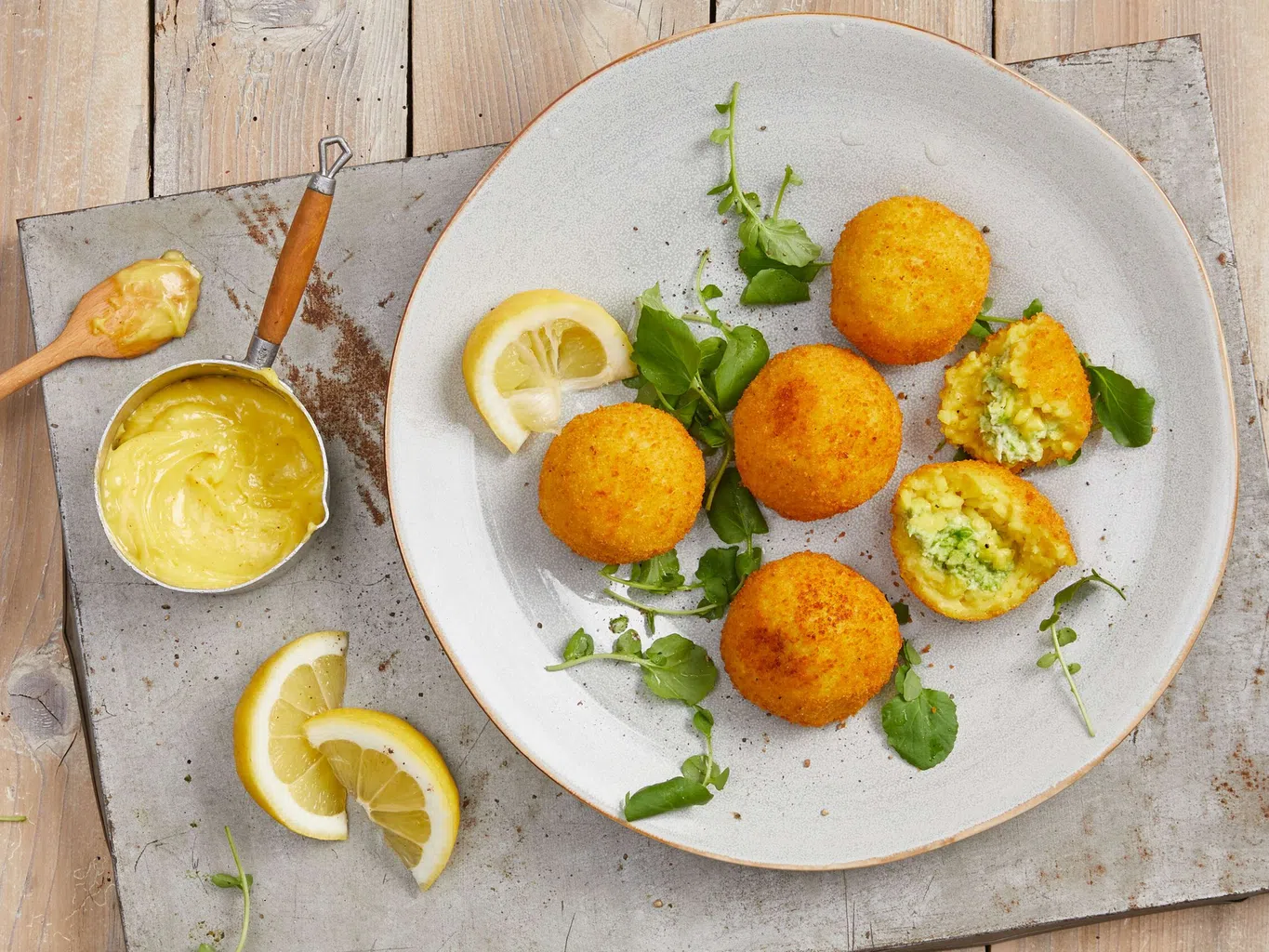 Arancini mit Erbsencreme