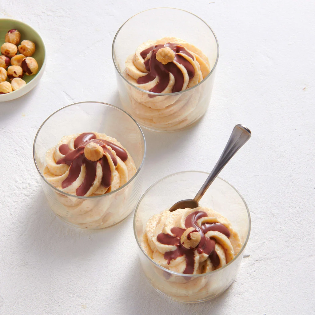 Mousse à la noisette avec sauce au chocolat