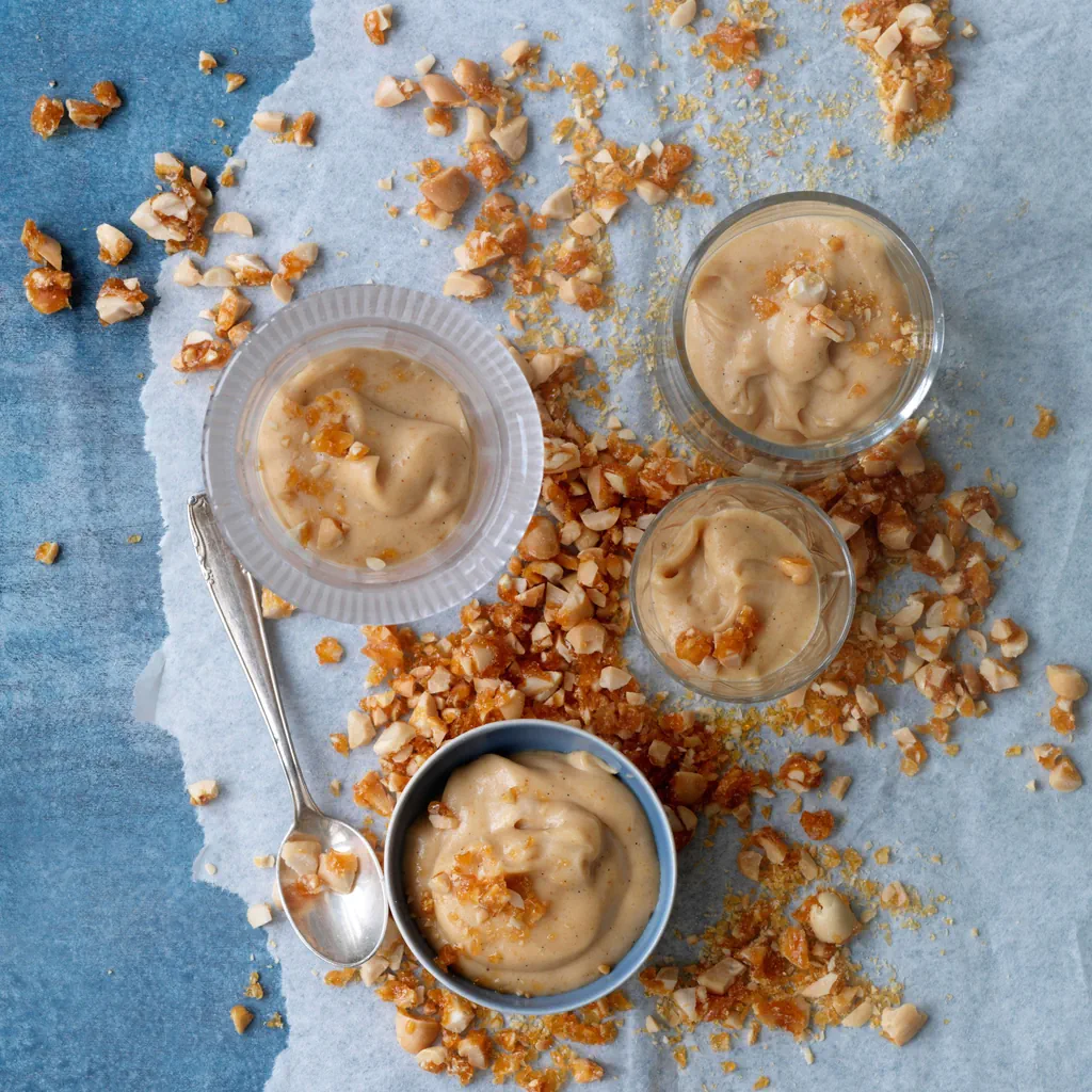 Crème au beurre de cacahouètes parsemée de pralin
