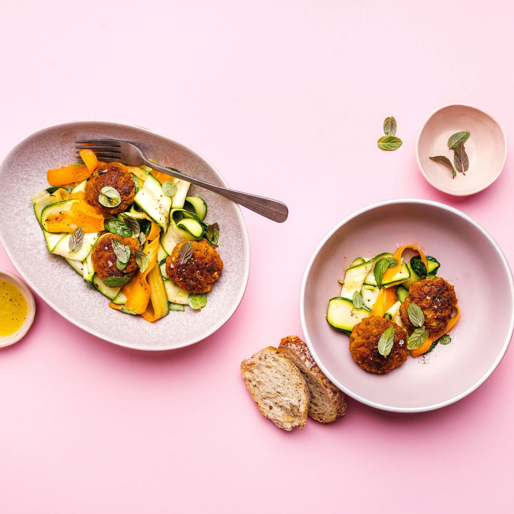 Galettes de viande hachée aux légumes avec salade de courgettes